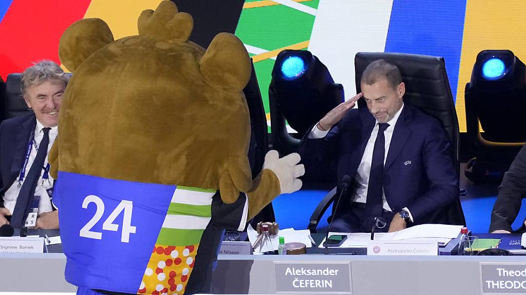 UEFA-Präsident Aleksander Ceferin zusammen mit Maskottchen Albärt