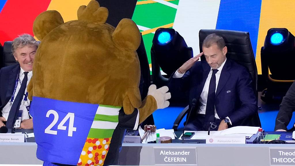 UEFA-Präsident Aleksander Ceferin zusammen mit Maskottchen Albärt