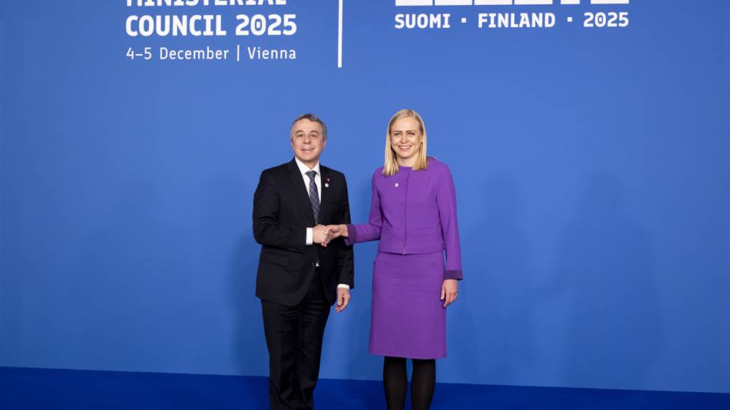 Aussenminister Ignazio Cassis übernimmt symbolisch in Wien von der finnischen Aussenministerin Elina Valtonen den Vorsitz der OSZE.