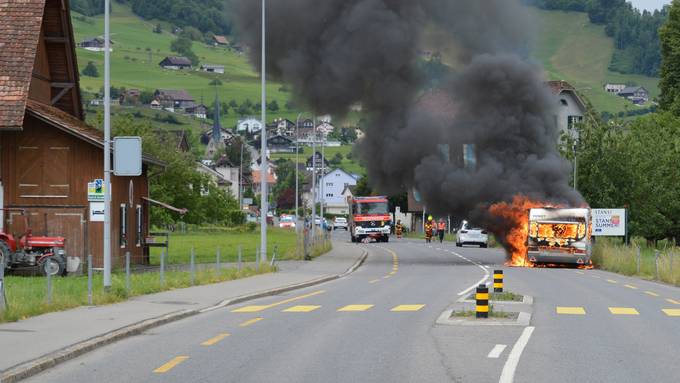 Wohnwagen brennt in Stans komplett aus