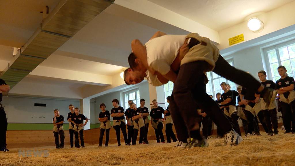 Im Sägemehl mit den Bösen: 70 Kinder trainieren mit Christian Stucki und Lario Kramer