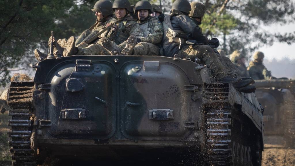 Das ukrainische Militär rechnet mit heftigen Gefechten im Osten und Süden des Landes. Foto: Efrem Lukatsky/AP/dpa