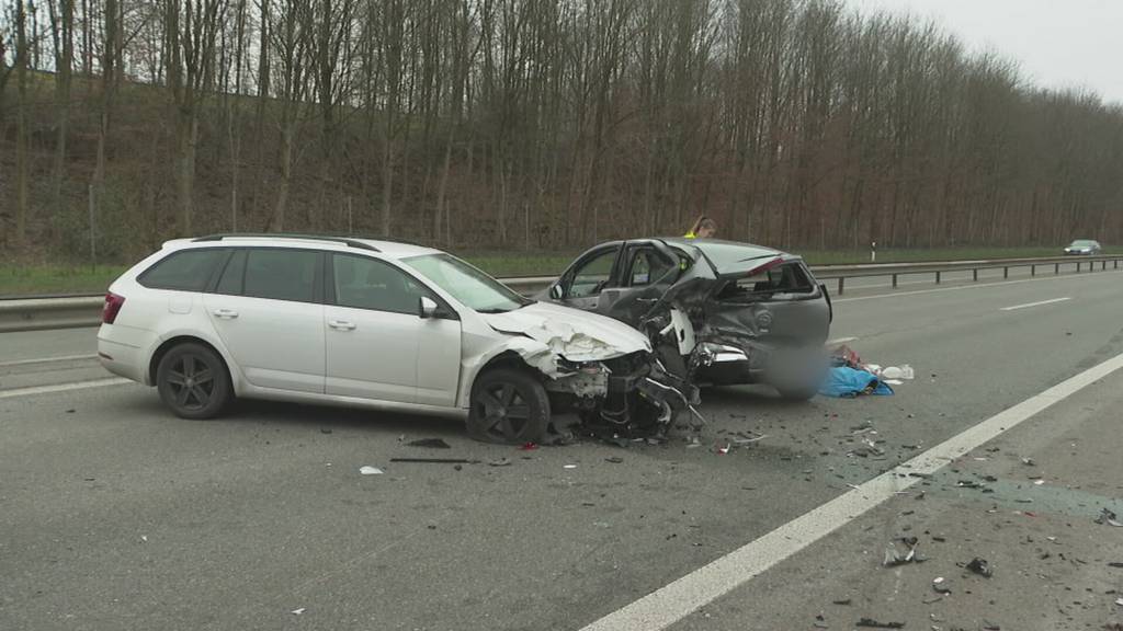 Tödlicher Unfall: Auf der T5 prallt ein Auto in ein stehendes Fahrzeug