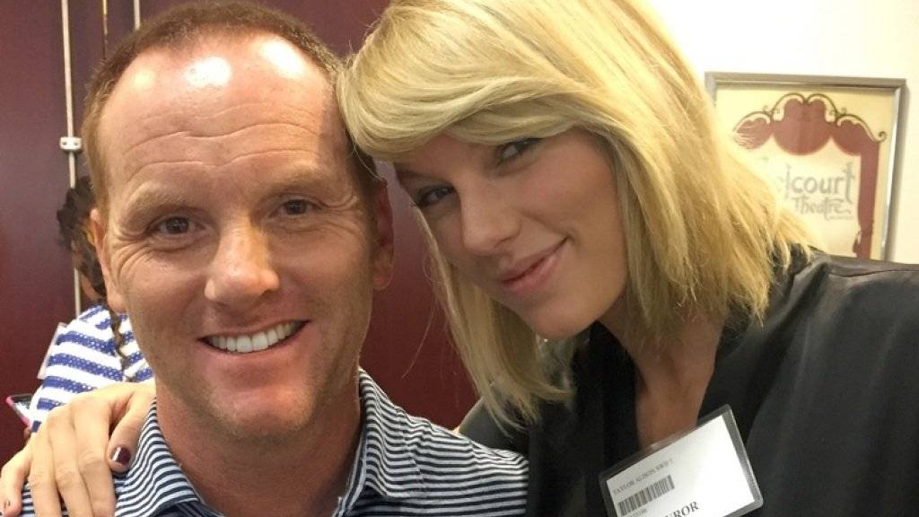 Ein Star zum Anfassen: Selbst ungeschminkt und in züchtiger Gerichtskleidung posiert Taylor Swift mit ihren Fans. (AP)