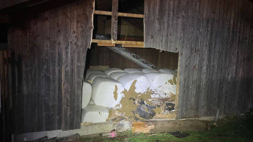 Die Wand der Scheune wurde bei dem Unfall stark beschädigt.