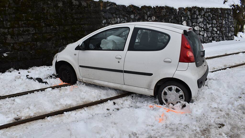 Das Auto kam nach einem Selbstunfall auf den Gleisen der Appenzeller Bahnen zum Stillstand.