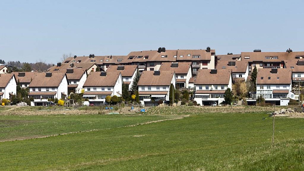Einfamilienhäuser im Kanton Aargau: Im Espace Mittelland mussten Hauskäufer 2016 im Schnitt 5000 Franken pro Quadratmeter zahlen. Das ist nur halb so viel wie in der Region Genf mit 10'500 Franken. (Archiv)