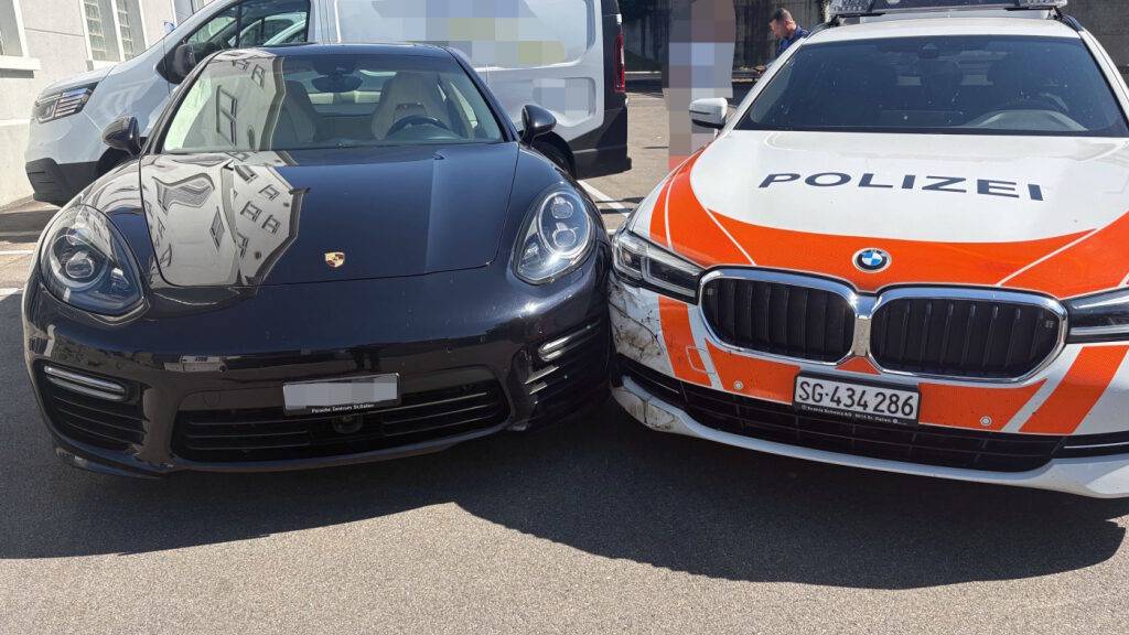 65-Jähriger rammt mit Porsche Polizeiauto in Rorschacherberg SG