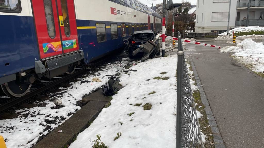 Eine Familie konnte sich gerade noch rechtzeitig in Sicherheit bringen. Bei der Kollision in Kempten wurde niemand verletzt.