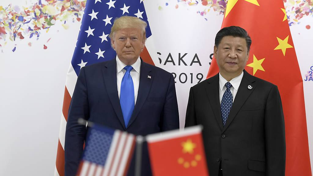 Die Spannungen zwischen den USA und China verschärfen sich. Nun schliesst Chinas Präsident Xi Jinping (rechts) das US-Konsulat in Chengdu, nachdem US-Präsident Donald Trump zuvor seinerseits das chinesische Konsulat in Houston geschlossen hatte. (Archivbild)