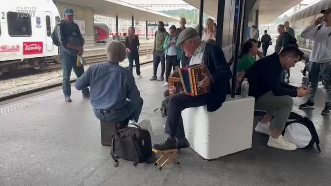 Zugausfall am Bahnhof Luzern – Ländlerquartett unterhält Wartende
