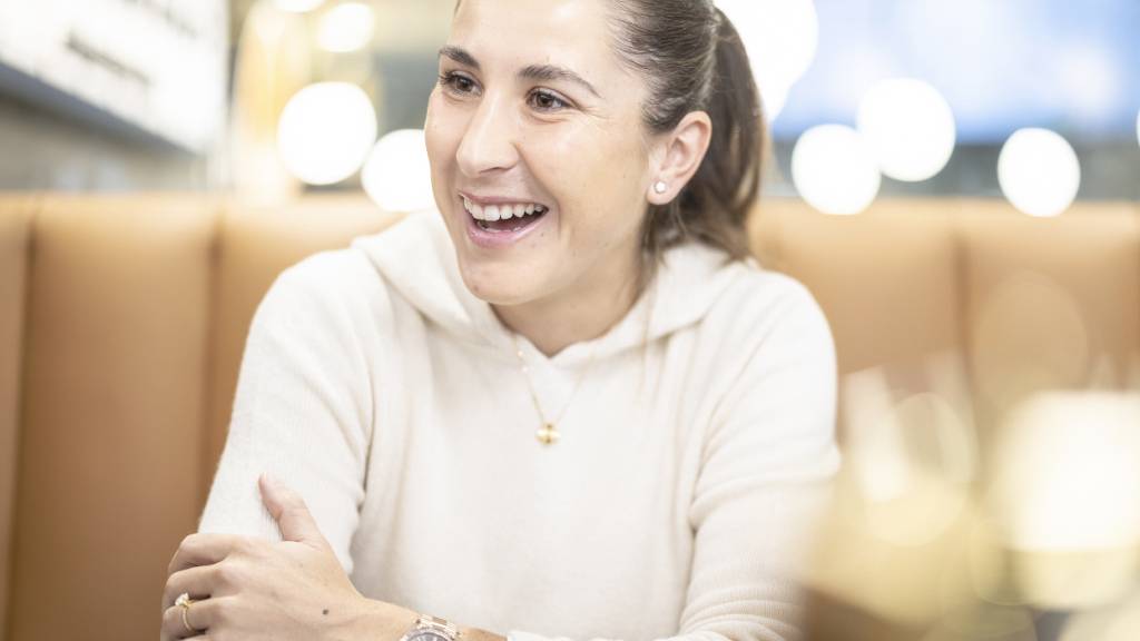 Ist mit ihrem Leben derzeit sehr zufrieden: Belinda Bencic beim Interview am Flughafen Zürich