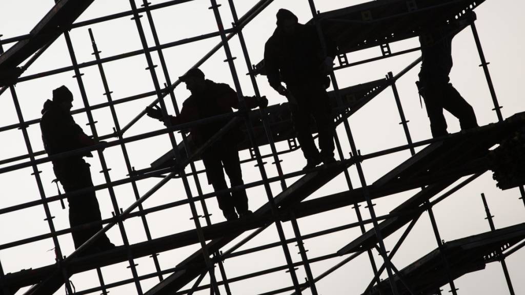 Die Wirtschaft in Deutschland schwächelt, die Arbeitslosigkeit nimmt zu. Laut einer Studie florieren Schwarzarbeit und illegale Geschäfte. (Archivbild)