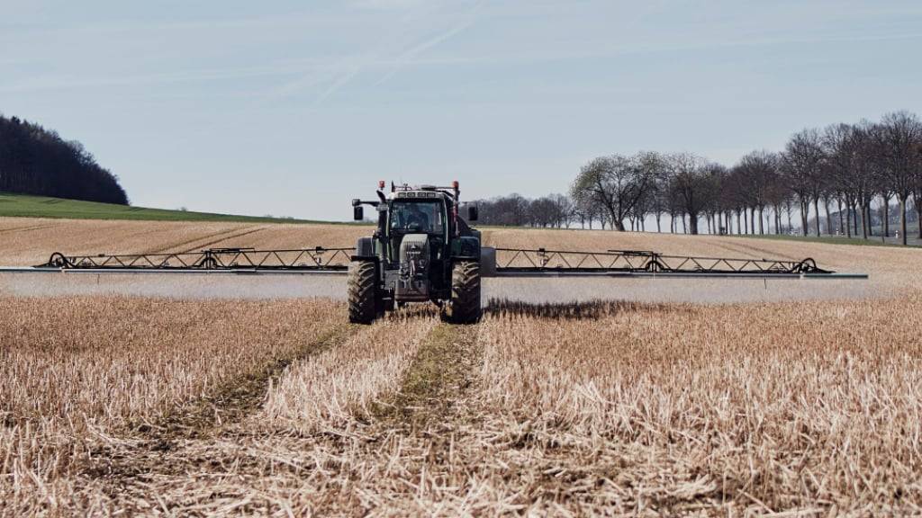 Ein Traktor fährt bringt Glyphosat aus - über Bayer rollt derweil eine Klagelawine. (Archivbild)