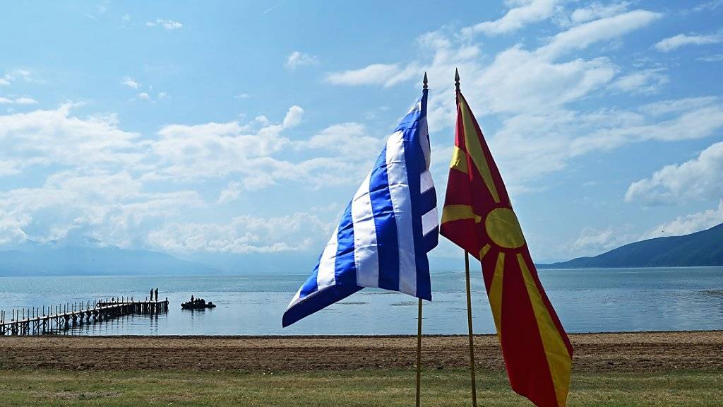 Die Flaggen Griechenlands und der Republik Nord-Mazedonien am Ufer des Prespasees, wo die Unterzeichnung einer Vereinbarung zum Namensstreit stattfand.