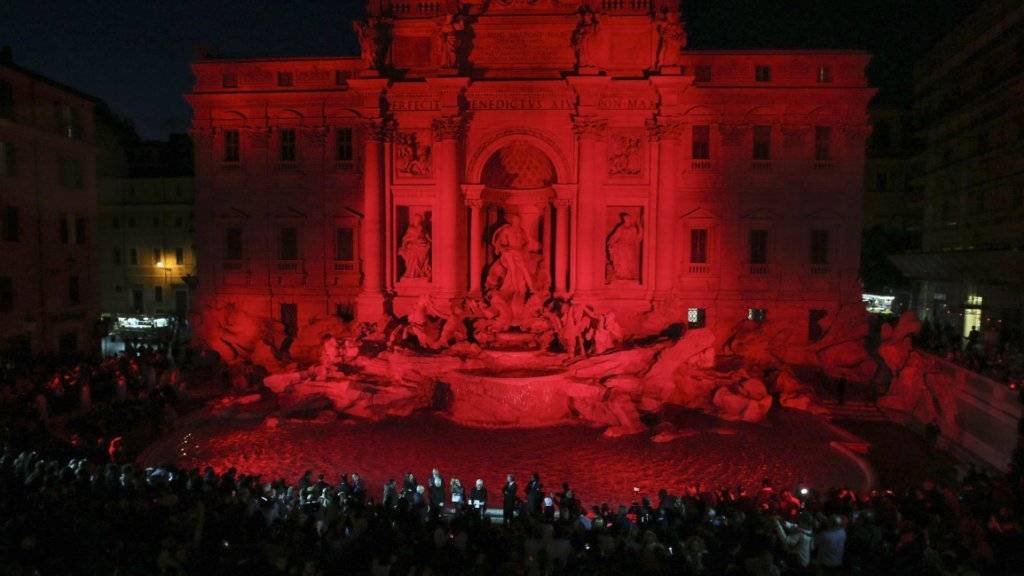 Gedenken an verfolgte Christen: Trevi-Brunnen zu Rom in rotes Licht getaucht.