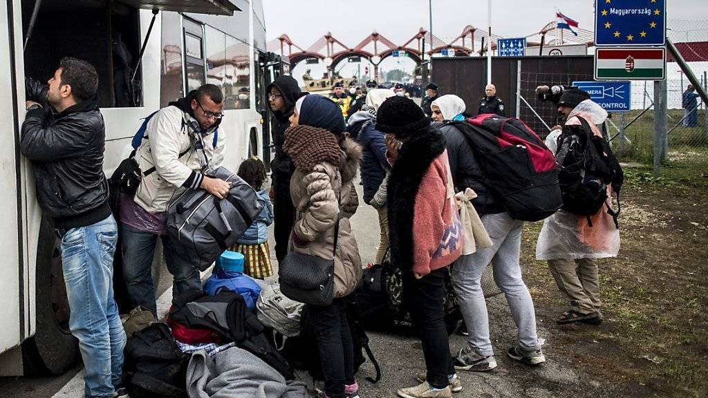 Flüchtlinge kommen an der ungarischen Grenze an. Verschiedene NGOs fordern die Schweiz auf, Flüchtlinge nicht mehr nach Ungarn zurückzuschicken, weil diese dort unmenschlich behandelt würden. (Archiv)
