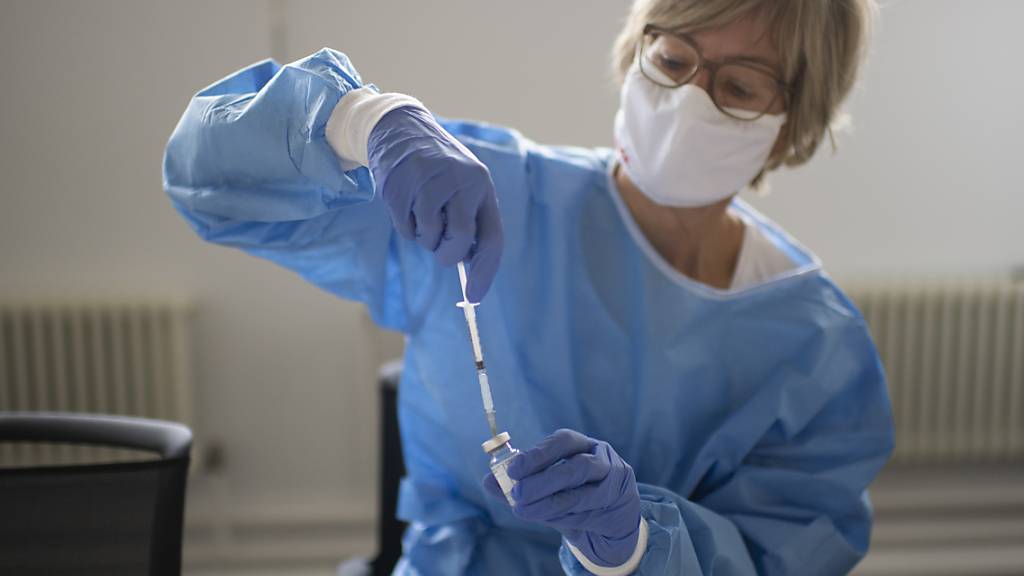 Dank der Impfungen geht die Covid-19-Pandemie zurück: Vorbereitung  von Spritzen bei der Firma Saurer in Arbon TG. (Archivbild)