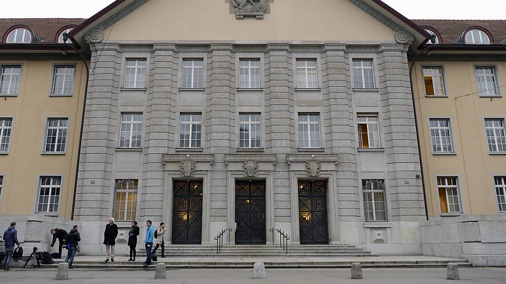 Bezirksgericht verurteilt zwei Männer wegen Farbanschlags auf CS-Filiale