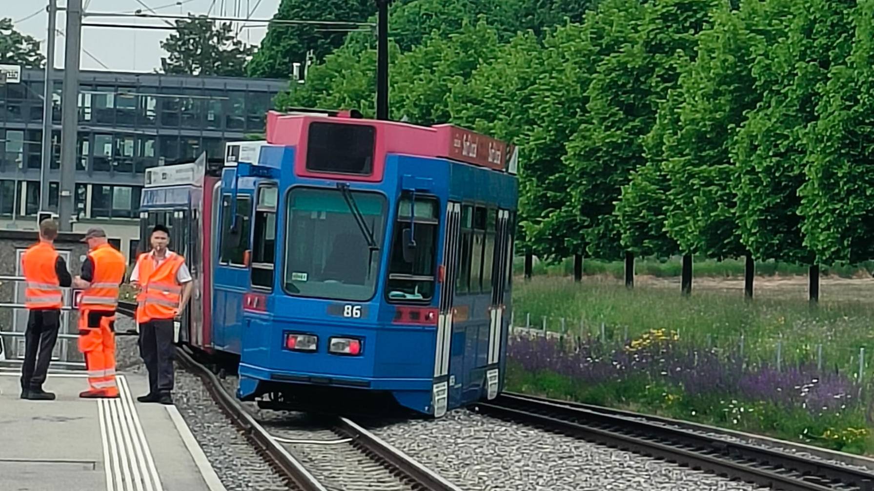 Tram entgleist in Gümligen Siloah. Die Strecke bleibt mehrere Tage gesperrt.