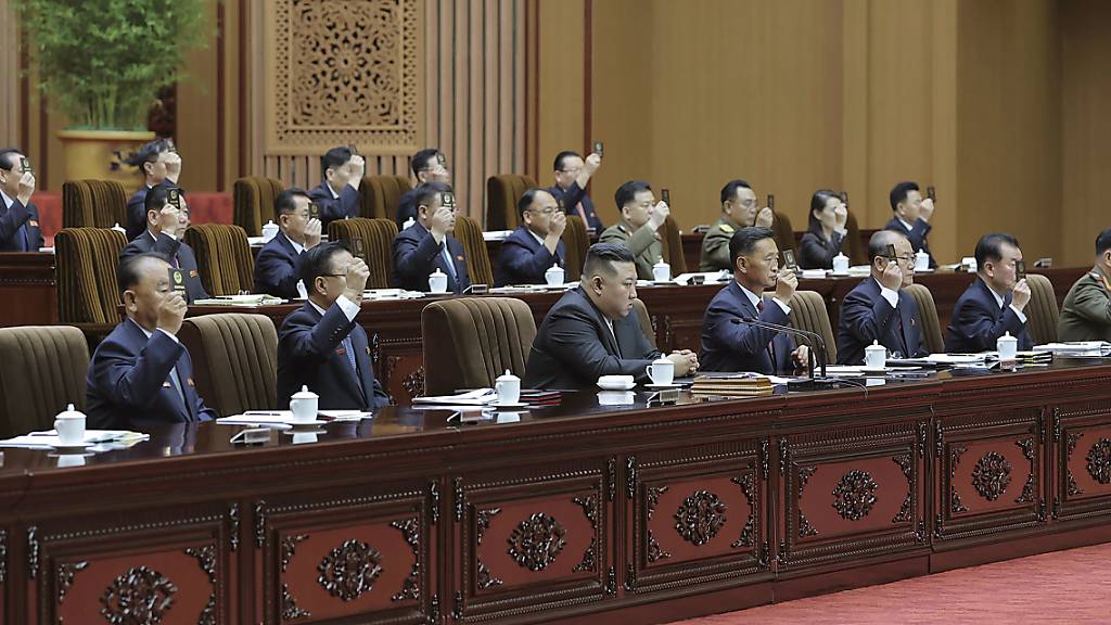 Der Machthaber Nordkoreas Kim Jong Un sitzt im Zentrum einer Sitzung der Regierung von Ende September. Unabhängigen Medienschaffenden wurde kein Zugang zur Sitzung gewährt. Die Regierung stellte das Bild, inklusive Wasserzeichen, zur Verfügung. (Archivbild)