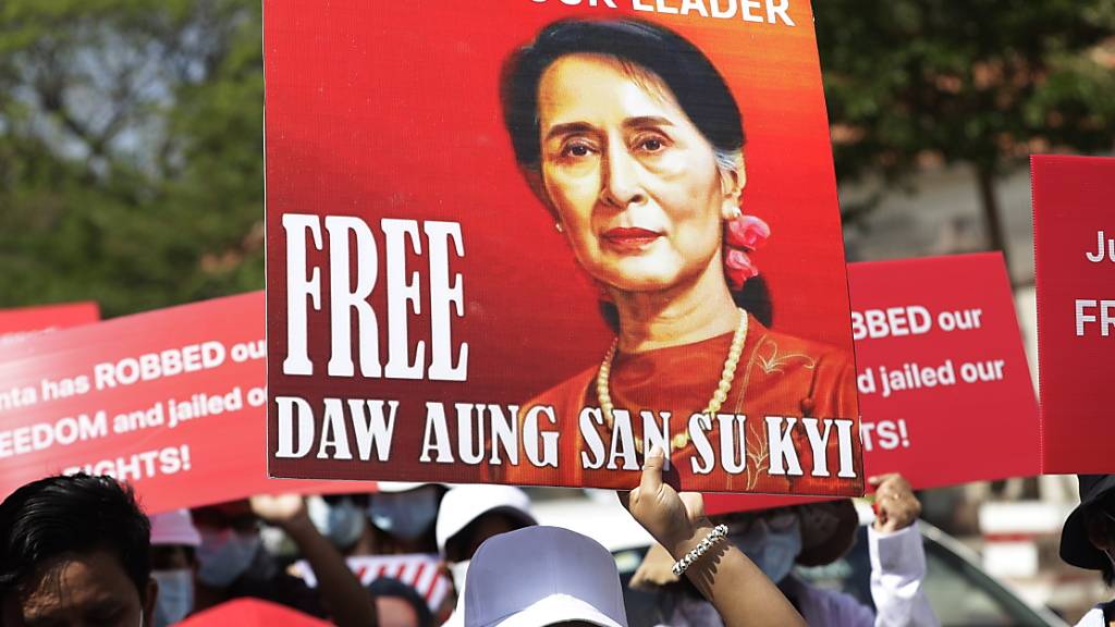 In Myanmar bleibt die De-facto-Regierungschefin Aung San Suu Kyi in Untersuchungshaft. (Archivbild)