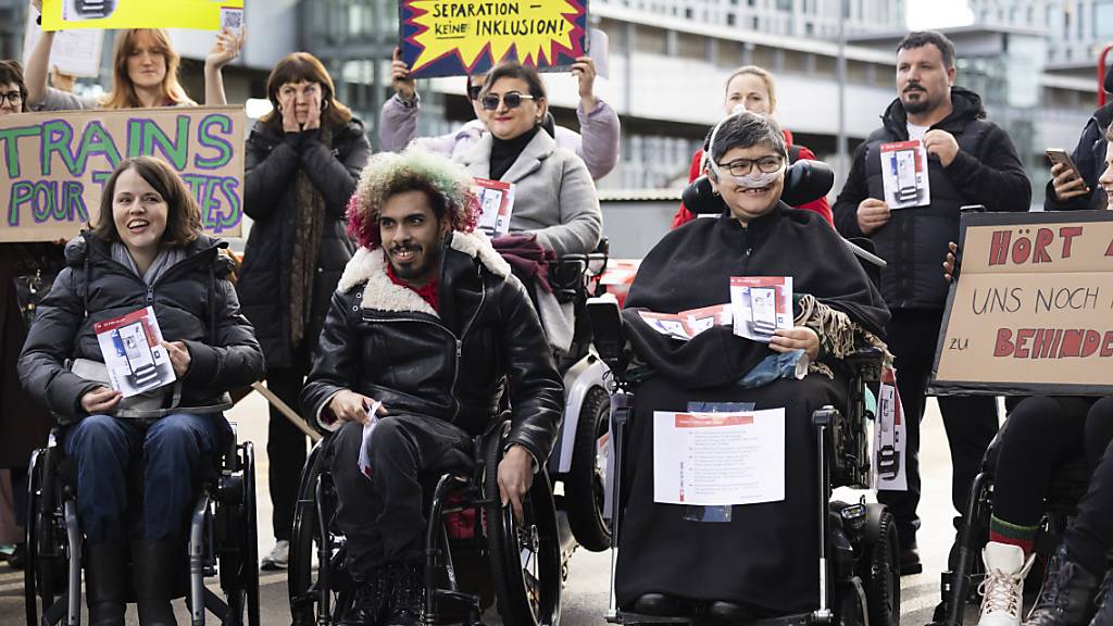 Die Protestierenden kritisierten, dass es auch nach einer 20-jährigen Frist noch immer hapere mit der Umsetzung des Behindertengleichstellungsgesetzes im öffentlichen Verkehr.