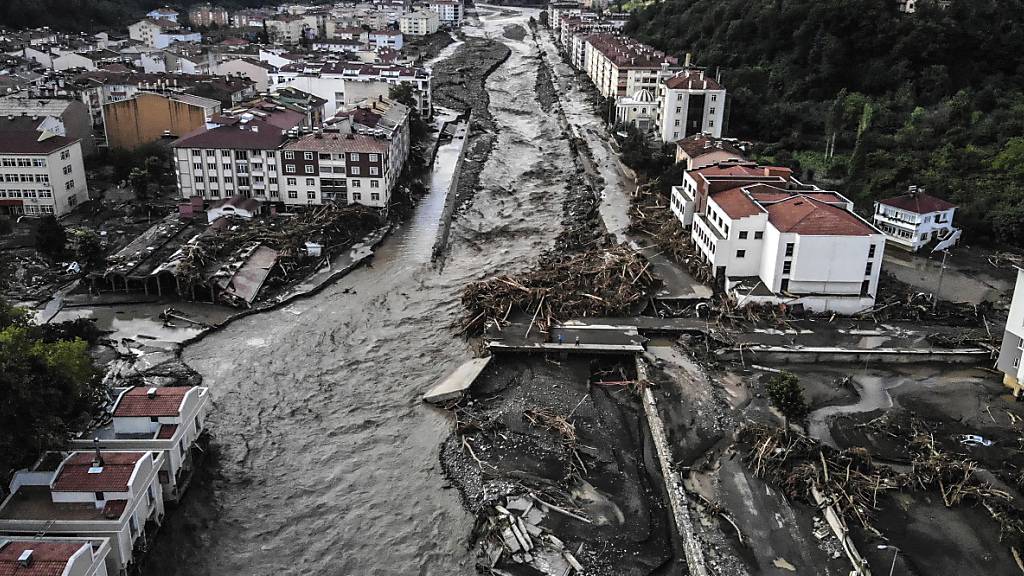 Ein Luftbild zeigt zerstörte Gebäude nach Überschwemmungen und Schlammlawinen in Bozkurt. In der türkischen Schwarzmeerregion sind laut der Katastrophenbehörde Afad 27 Menschen in Zusammenhang mit Überschwemmungen in der Region getötet worden. Foto: Ismail Coskun/IHA/AP/dpa