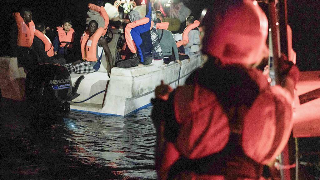 ARCHIV - Migranten in einem Boot in internationalen Gewässern vor Malta. Foto: Vincenzo Circosta/AP/dpa/Archivbild