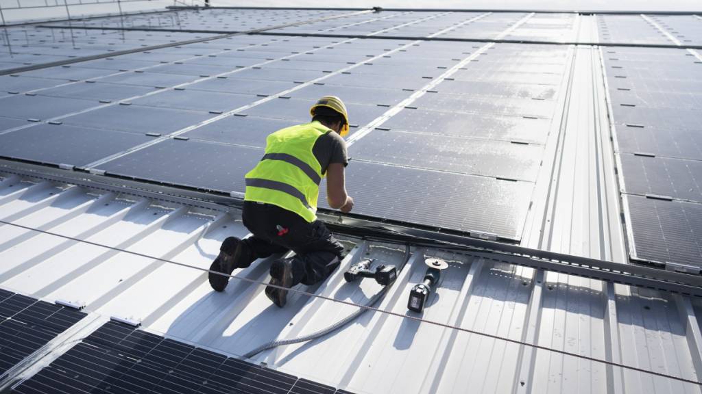 Die «Beratungsinsel S» hilft Menschen mit Schutzstatus S bei der sozialen und beruflichen Integration. In einer Solarbaufirma wurde eine erste Bilanz gezogen über das im Februar lancierte Angebot. (Symbolbild)