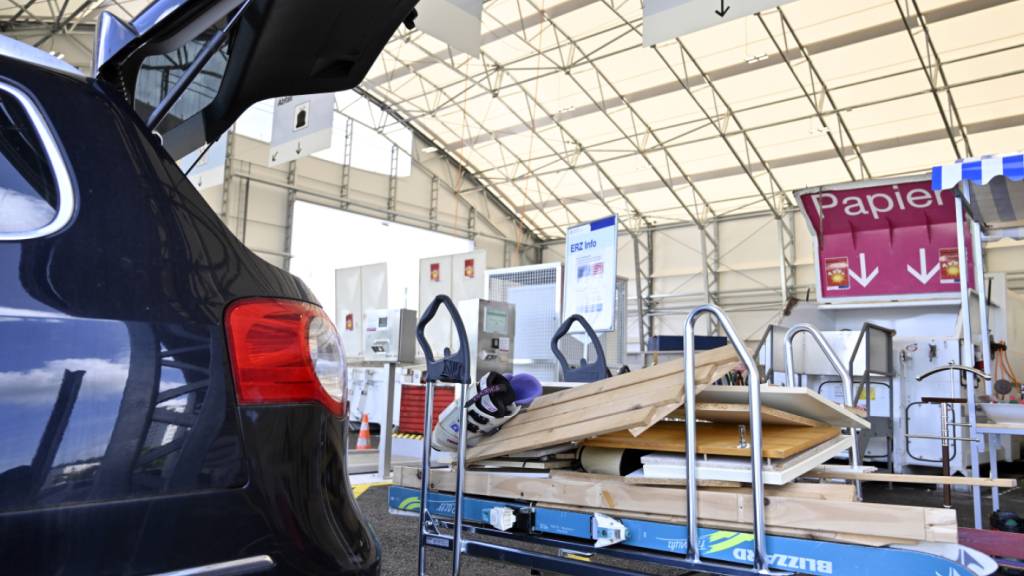 Noch nutzt die Stadt Zürich den temporären Recyclinghof Looächer in Affoltern. (Archivbild)