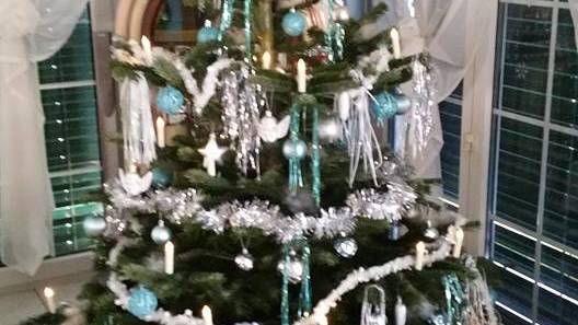 Der Christbaum von Tanja, viel Schmuck und viele Geschenke.