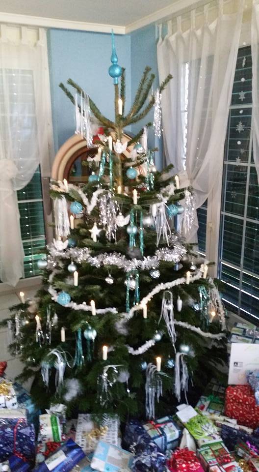 Der Christbaum von Tanja, viel Schmuck und viele Geschenke.