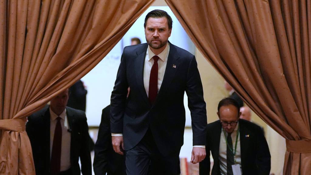 dpatopbilder - US-Vizepräsident JD Vance kommt zu einem Treffen mit dem pakistanischen Premierminister Sharif. In der pakistanischen Hauptstadt hat das Ringen um ein dauerhaftes Ende des Iran-Krieges begonnen. Foto: Jacquelyn Martin/AP POOL/dpa