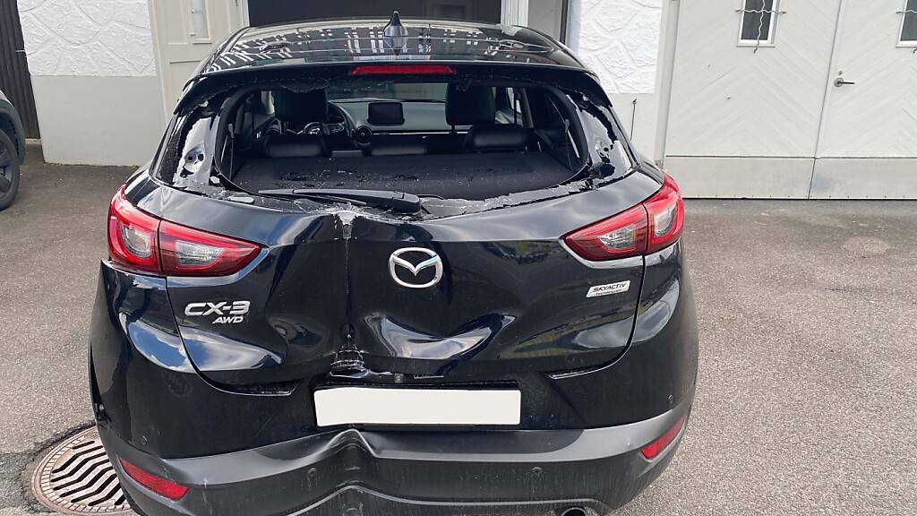 Der 92-jährige fuhr mit seinem Auto rückwärts gegen eine Laterne.
