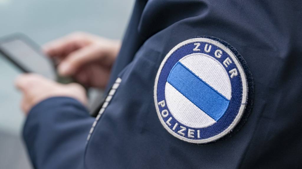 Die Zuger Polizei soll im Sommer ihre Präsenz erhöhen und schliesst dafür im Juli und August mehrere Schalter. (Archivaufnahme)