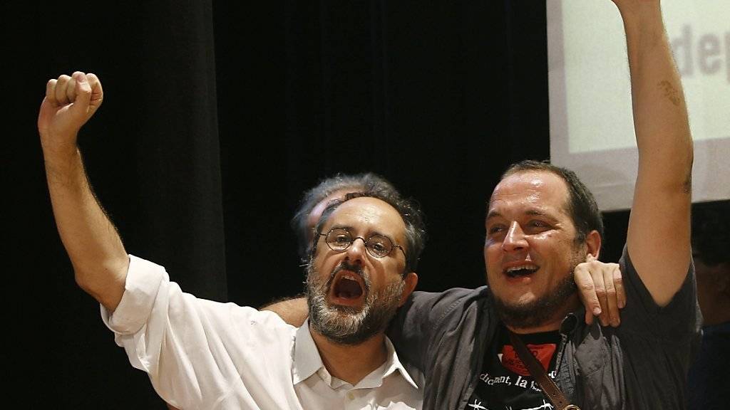 CUP-Chef Antonio Baños (links) ruft nach dem Sieg der Unabhängigkeitsbefürworter in Barcelona zum zivilen Ungehorsam auf.