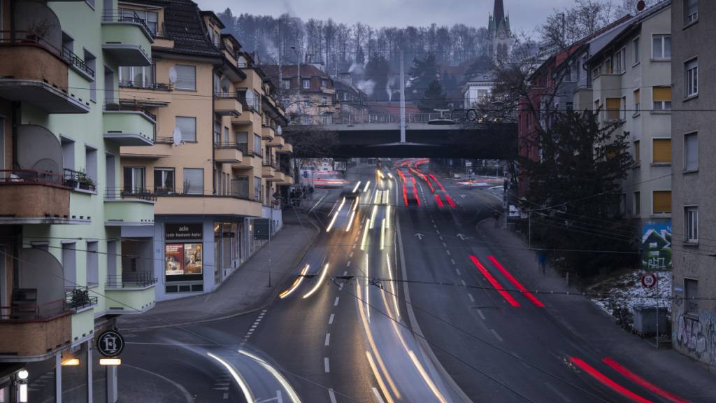 Das Verwaltungsgericht hat einen Entscheid zur Zürcher Rosengartenstrasse aufgehoben. Ob hier je Tempo 30 herrschen kann, bleibt noch länger offen. (Archivbild)