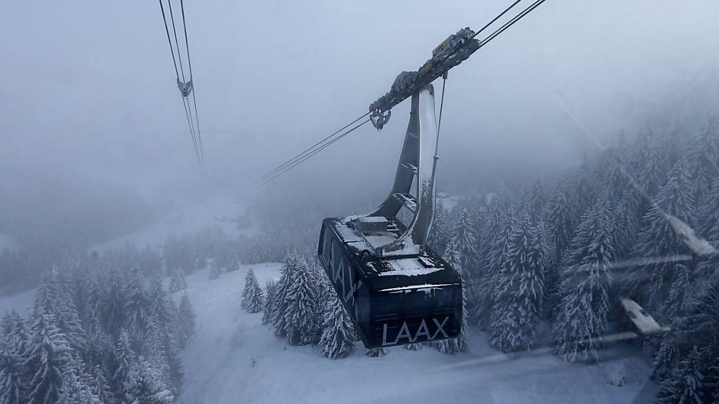 Die Luftseilbahn Laax auf der Fahrt zur Bergstation auf dem Crap Sogn Gion. Beim Bodenkontakt im Januar 2022 fuhr sie überladen und mit deaktivierter Lastmessung. (Archivbild)