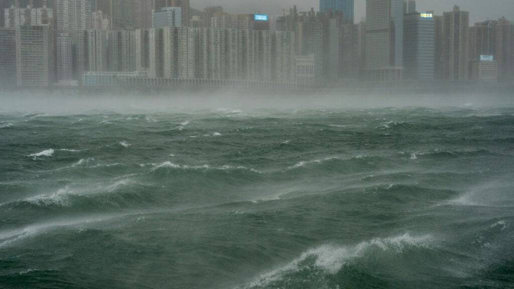 dpatopbilder - Nach dem Taifun Wipha sind in Hongkong Wellen in der Nähe des Victoria-Hafens zu sehen. Foto: Vernon Yuen/AP/dpa