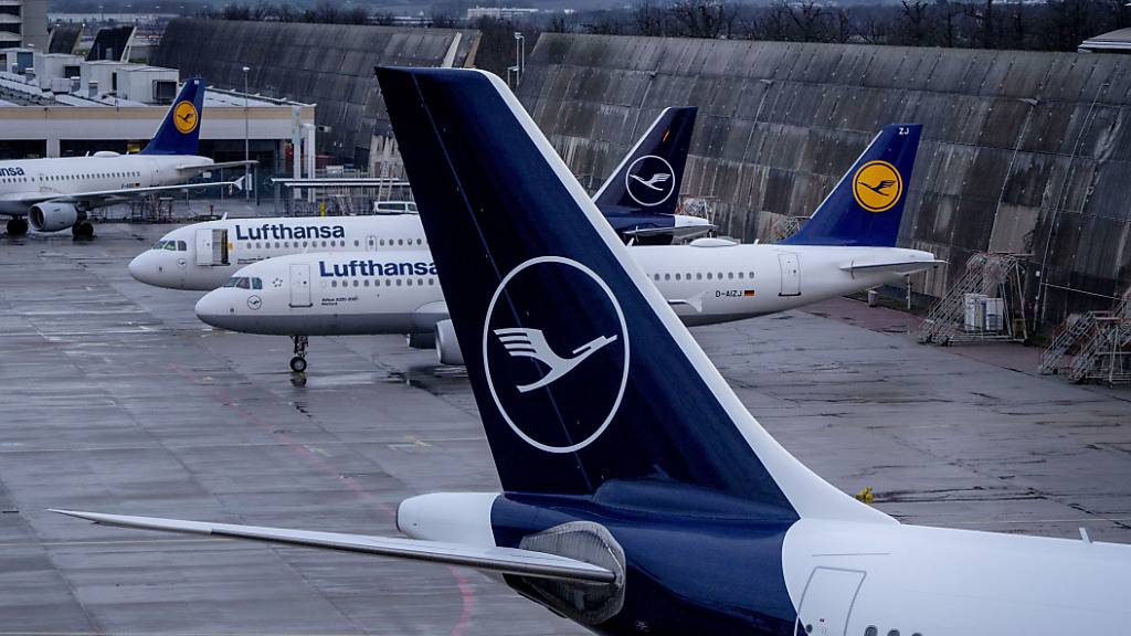 Bei der Lufthansa hat in der Nacht der angekündigte Warnstreik des Bodenpersonals begonnen. Das bestätigte am Mittwochmorgen ein Sprecher der deutschen Gewerkschaft Verdi am Frankfurter Flughafen. (Archivbild)