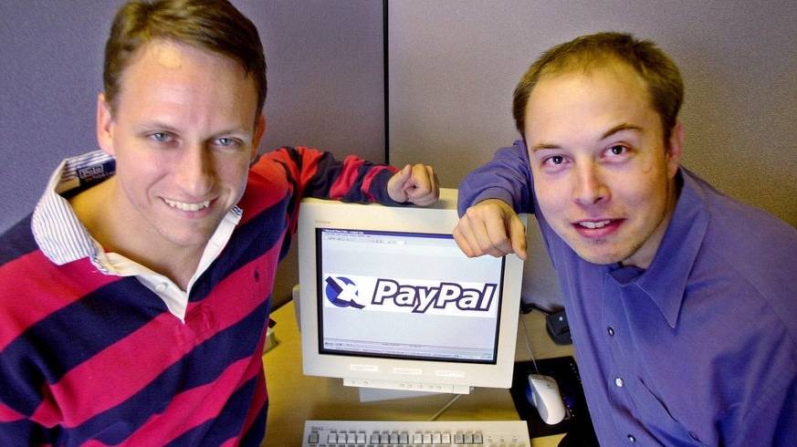 Der frühere PayPal-Geschäftsführer Peter Thiel, links, und Gründer Elon Musk, posieren 2000 in der Firmenzentrale in Palo Alto, Kalifornien. eBay Inc. gab 2002, bekannt, dass man das Fintech-Unternehmen für mehr als 1,3 Milliarden Dollar in Aktien übernehme.