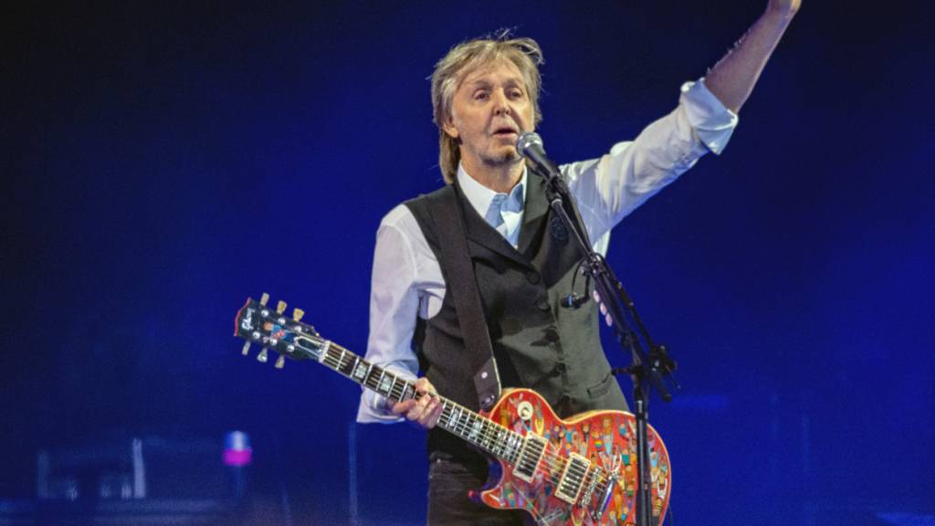 ARCHIV - Paul McCartney spielt beim Glastonbury Festival in Worthy Farm, Somerset. Foto: Joel C Ryan/Invision via AP/dpa