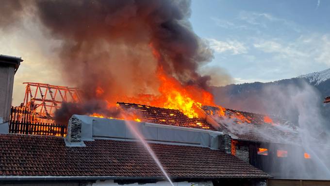 Zwei Scheunen in Domat/Ems niedergebrannt – Feuer greift auf Wohnhäuser über