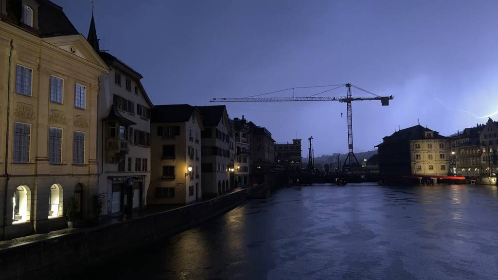 Heftiges Sommergewitter führt zu über 700 Feuerwehreinsätzen im Kanton Zürich