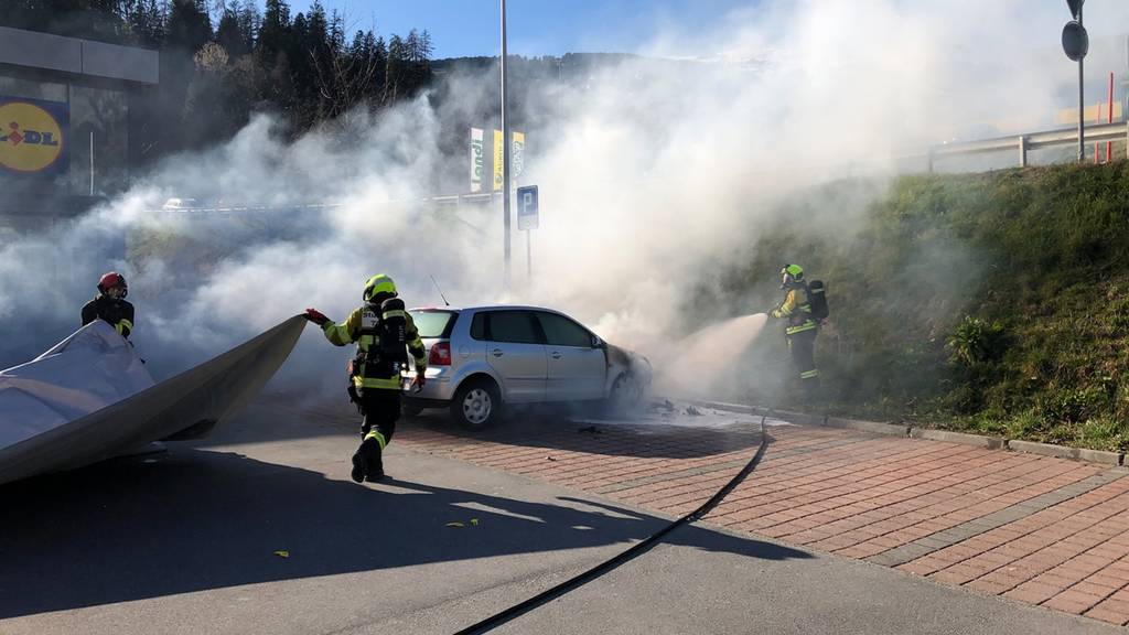 Auto fängt auf Lidl-Parkplatz an zu brennen