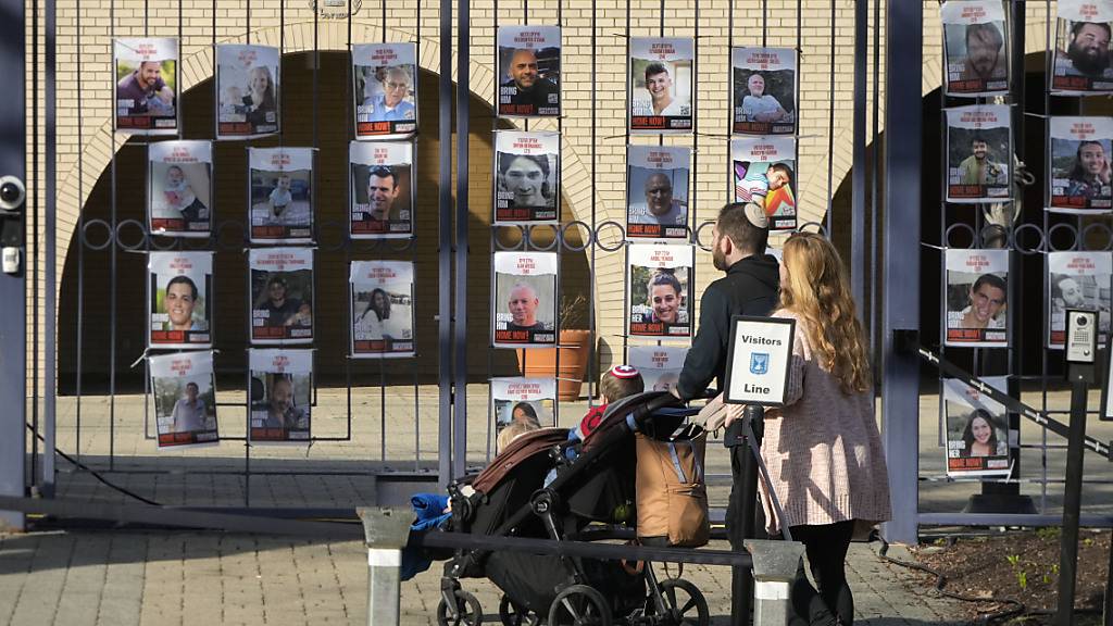 Eine Familie geht zum Eingang der israelischen Botschaft. Vor der israelischen Botschaft in Washington hat sich laut Medienberichten ein US-Soldat selbst angezündet. Die Polizei bestätigte einen entsprechenden Rettungseinsatz in der Straße, wo das Botschaftsgebäude in der US-Hauptstadt steht. Foto: Mark Schiefelbein/AP/dpa