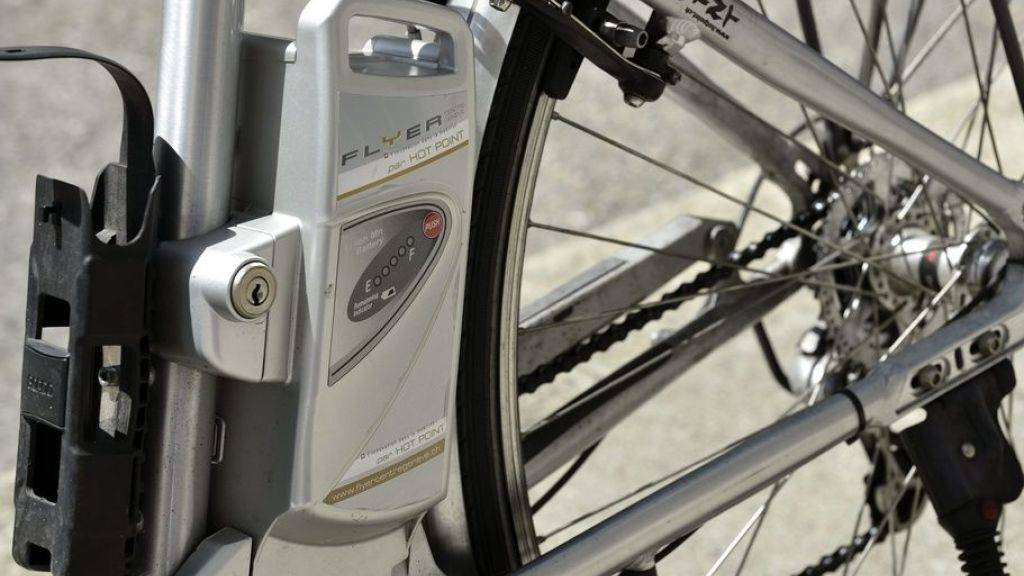 Leistungsstarke Lithium-Ionen-Batterien wie beispielsweise in E-Bikes können explodieren. Forscher haben nun einen alternativen, nicht entflammbaren Elektrolytkörper entwickelt. (Symbolbild)