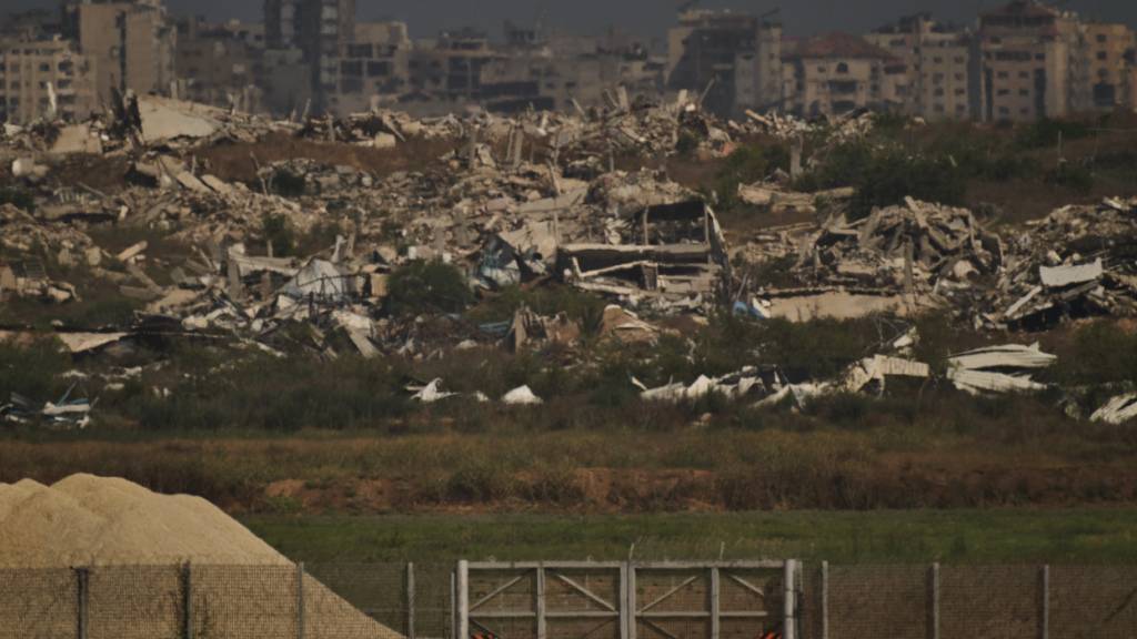 ARCHIV - Im nördlichen Gazastreifen stehen Gebäude, die während der israelischen Boden- und Luftangriffe zerstört wurden. Foto: Leo Correa/AP/dpa