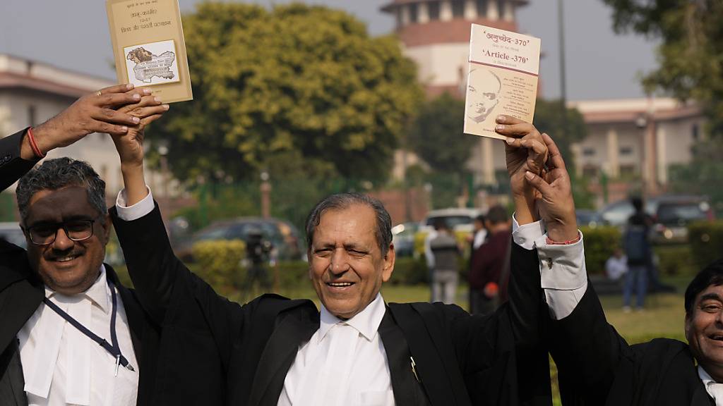 Mehrere Jahre nach dem umstrittenen Entzug der Teilautonomie des indischen Kaschmir-Gebiets hat das höchste Gericht des Landes die Aberkennung des Sonderstatus bestätigt. Foto: Manish Swarup/AP